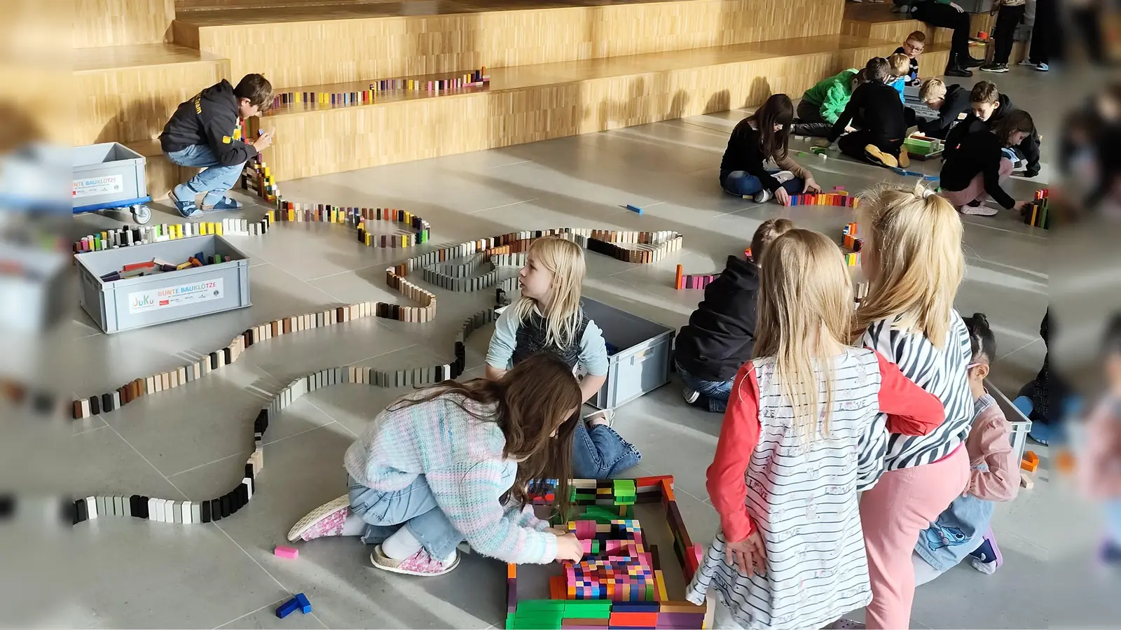 Deutsche und tschechische Grundschüler erstellen gemeinsam kreative Bauwerke. (Bild: Johanna Reger)