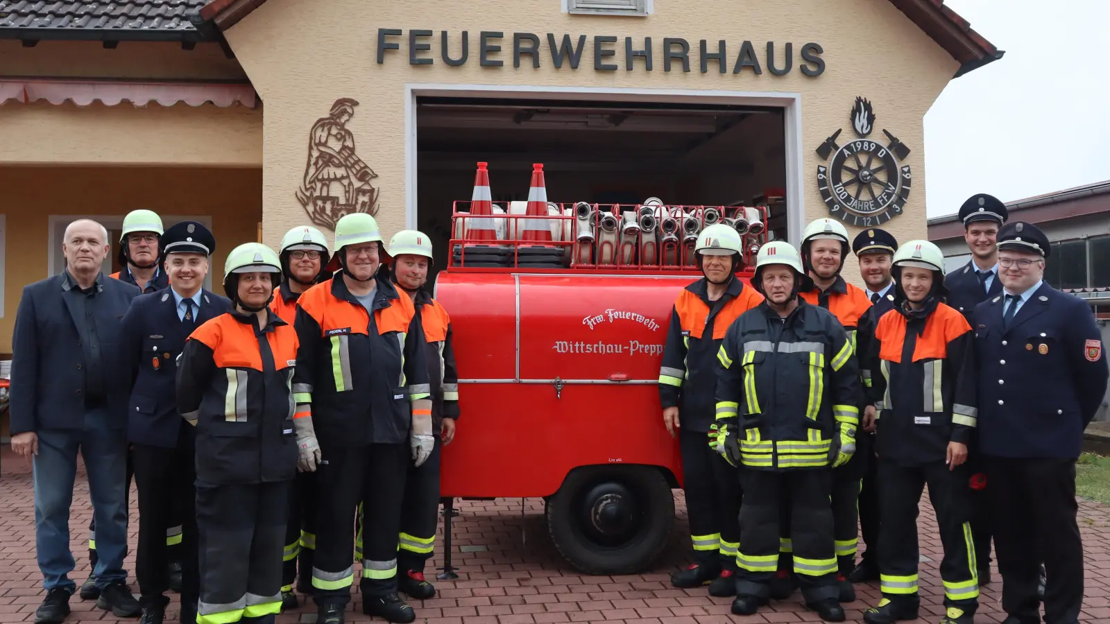 Von Links: Harald Dirnberger, Simon Anton, Obermeier Max, Schuller Miriam, Kleber Alexander, Federl Hermann, Haider Jürgen, Demleitner Christian, Weig Martin, Klettner Alexander, Saller Marco, Adam Carola, Stangl Thomas und Gollwitzer Wolfgang (Bild: Wolfgang Gollwitzer)