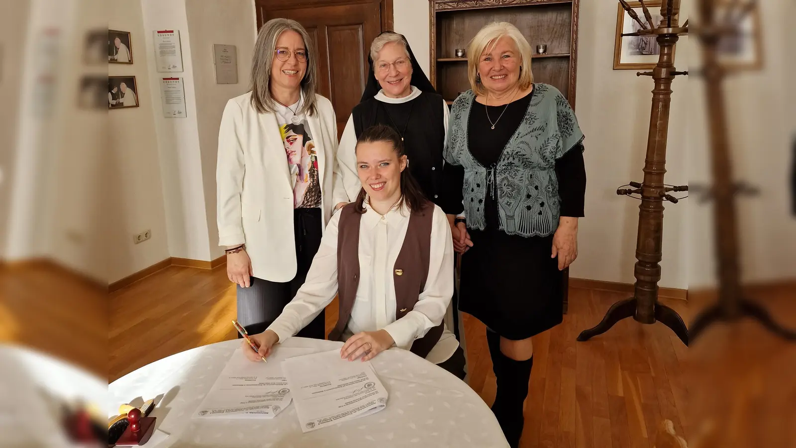 Beim Unterzeichnen des Freundschaftsvertrags: (vorne sitzend) Frau Karaffa, stellvertretende Schulleiterin der Bohumil-Hrabal-Grundschule in Prag, (stehend von links nach rechts) Frau Reiter, Schulleiterin der Mädchenrealschule der Zisterzienserinnen, Frau Äbtissin Laetitia Fech und Frau Erlebachová, Tschechischlehrerin an der MRS (Bild: Florian Trißl)