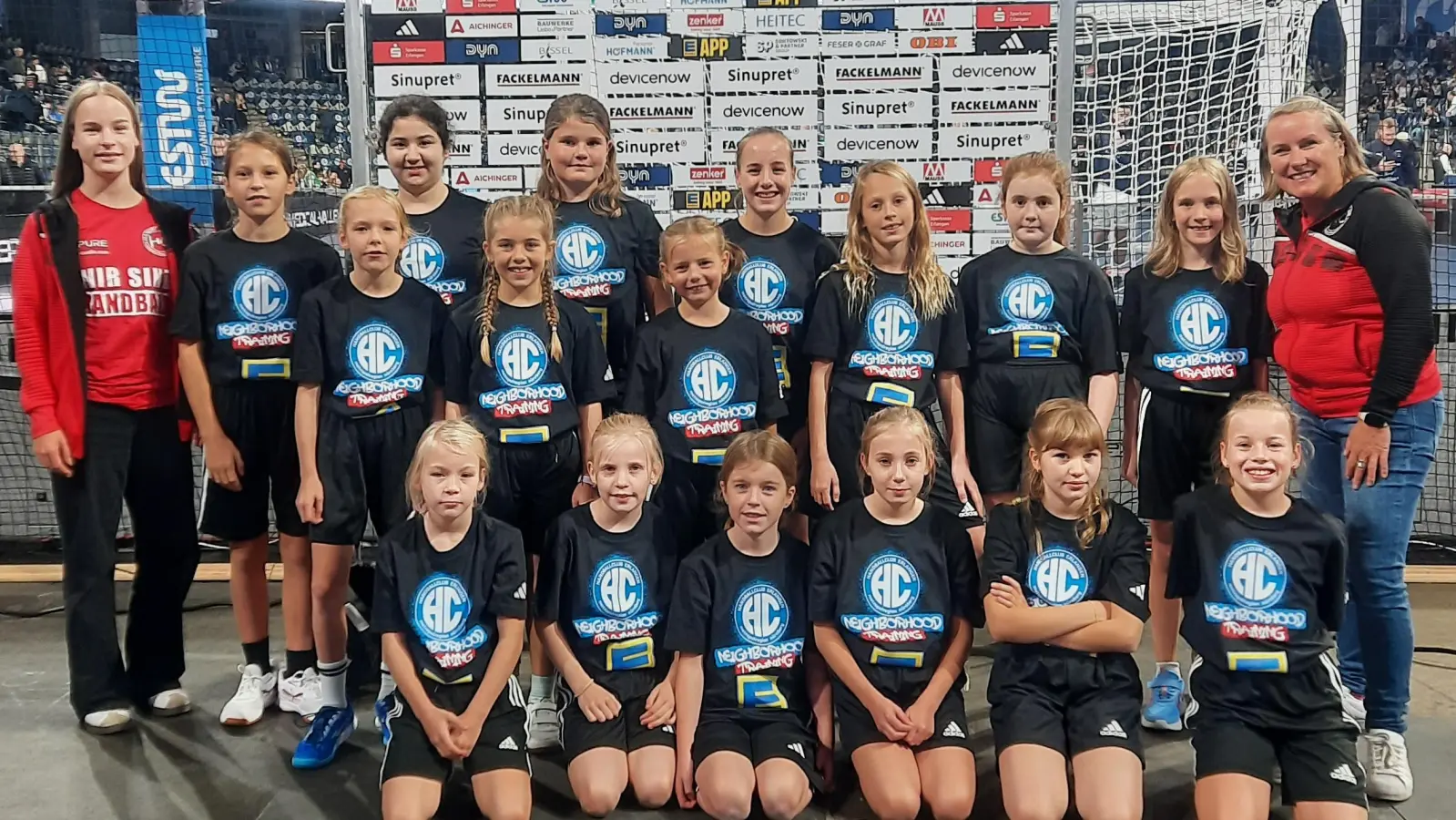 Die HC Mädels mit Ihrer Trainerin Sonja Übler und Betreuerin Laura Übler ganz nah an den Profis (Bild: Sonja Übler)