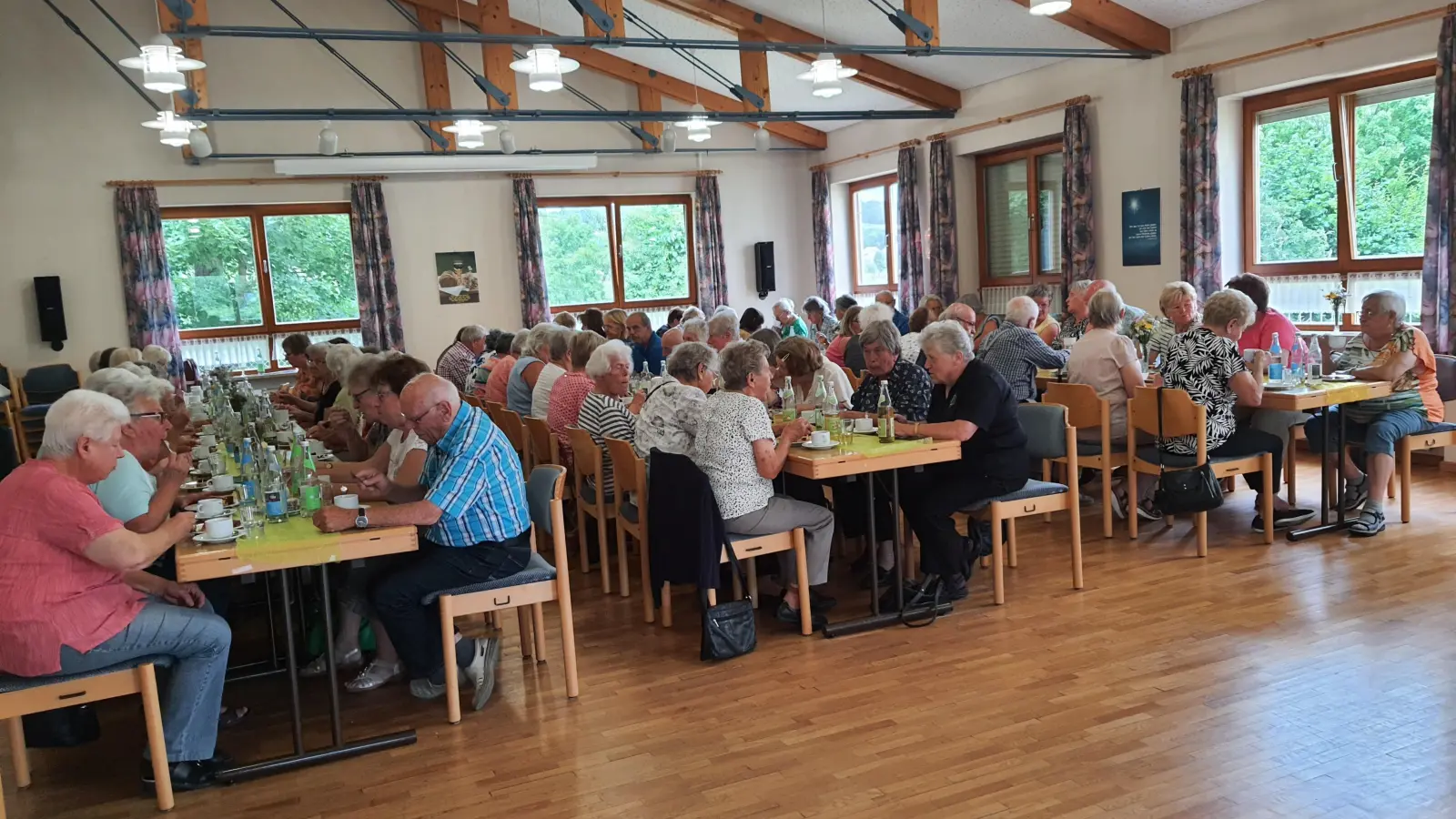 Der voll besetzte Feiersaal im Pfarrheim St. Josef  (Bild: Anneliese Fiedler)