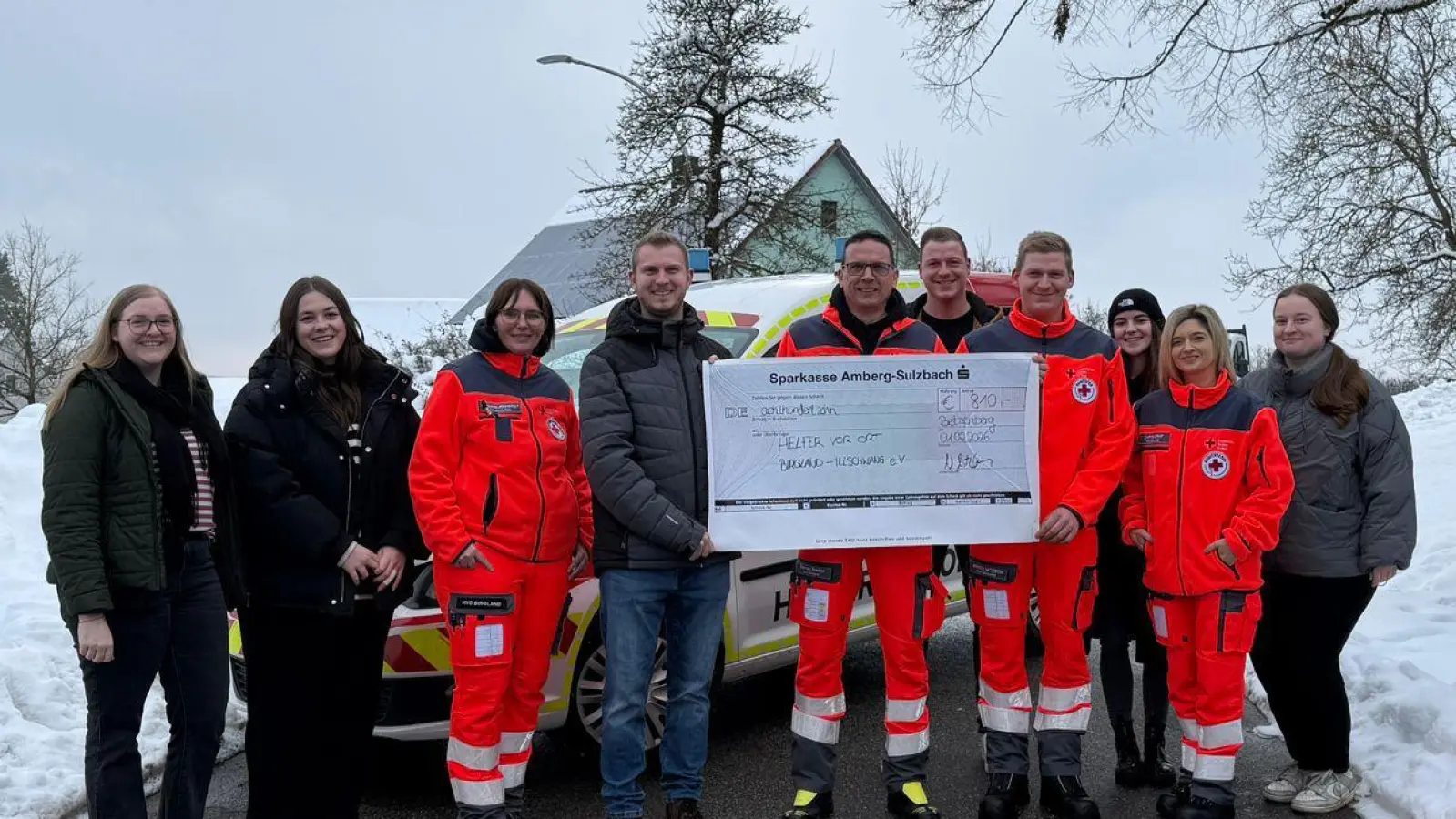  Vertreterinnen der ELJ Betzenberg/Birgland übergaben am 01.02.2026 eine Spende in Höhe von 810€ an die HVO Birgland/Illschwang. Von links nach rechts: Natalie Nitzbon, Luisa Graf, Svenja Burkhardt, Philipp Nitzbon, Thomas Renner, Maximilian Nitzbon, Marco Nitzbon, Nele Hartmann, Carina Graf und Celina Heinl. (Bild: Laura Stark)