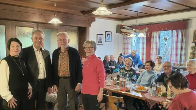 Von links: Seniorenbeauftragte Claudia Kammerl, Bürgermeister Hermann Böhm, Wanderführer Peter Sevcic und seine Frau Christine Sevcic. Bürgermeister Böhm dankte allen Aktiven der Poppenrichter Seniorenwandergruppe für ihr Engagement. (Bild: Hermann Böhm)