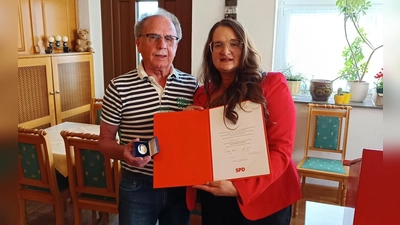 Seit 40 Jahren ist Werner Walberer ein kommunal- und sozialpolitischer Aktivposten der Pressather SPD. Dafür überreichte Vorsitzende Silke Tanner ihm im Auftrag des Bundesvorstands die Willy-Brandt-Medaille, die Hauptversammlungsteilnehmer ernannten ihn zum Ehrenmitglied. (Bild: Bernhard Piegsa)