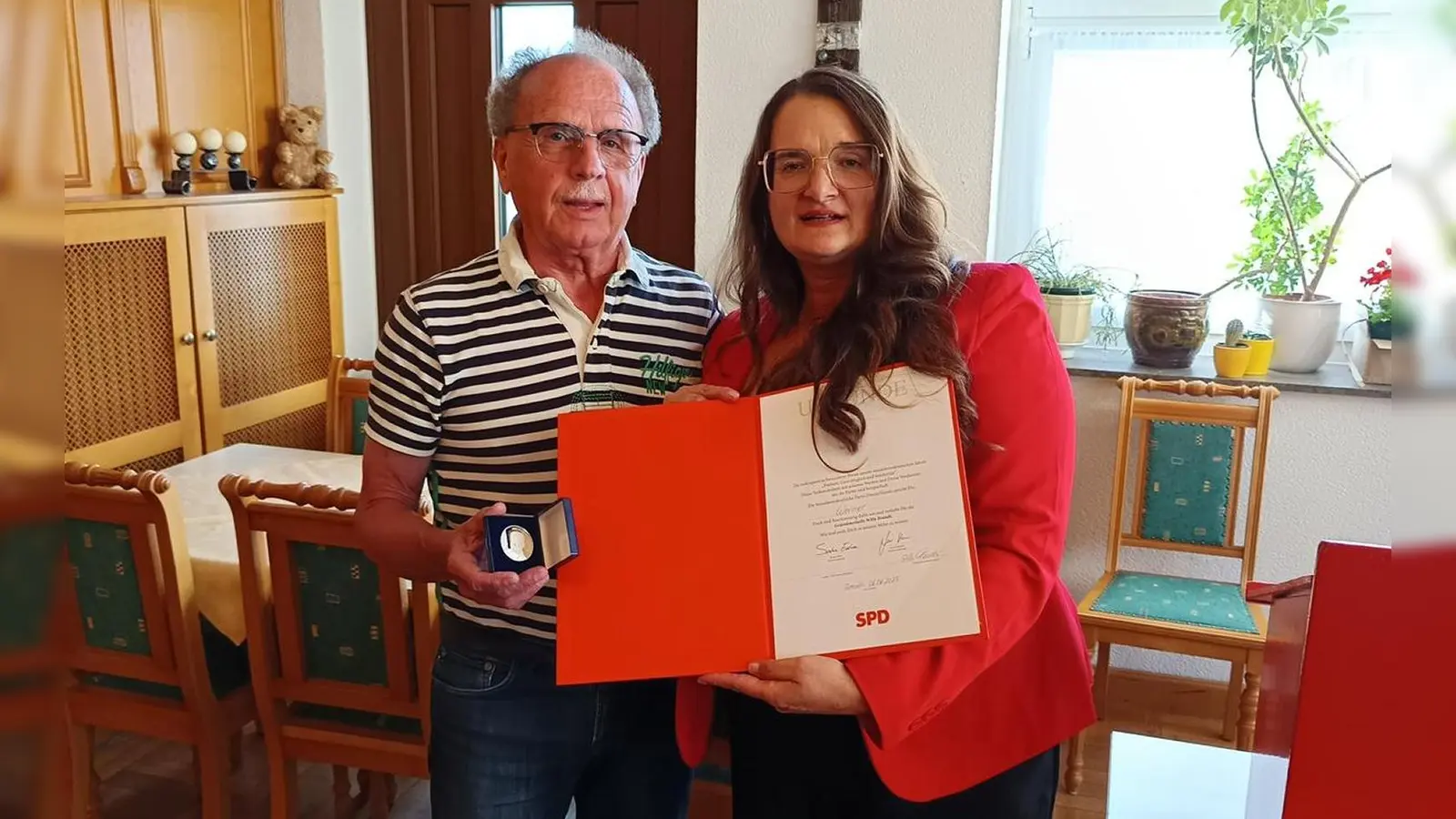 Seit 40 Jahren ist Werner Walberer ein kommunal- und sozialpolitischer Aktivposten der Pressather SPD. Dafür überreichte Vorsitzende Silke Tanner ihm im Auftrag des Bundesvorstands die Willy-Brandt-Medaille, die Hauptversammlungsteilnehmer ernannten ihn zum Ehrenmitglied. (Bild: Bernhard Piegsa)