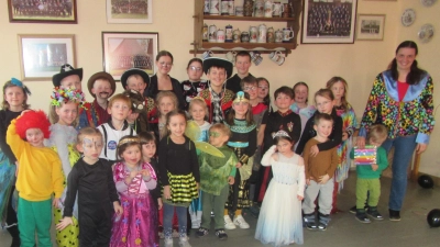 Die anwesenden Kinder bei der Übergabe der Erinnerungsgeschenke.  (Bild: Lothar Siller )