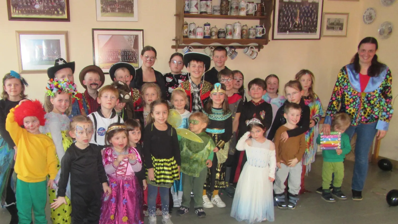 Die anwesenden Kinder bei der Übergabe der Erinnerungsgeschenke.  (Bild: Lothar Siller )