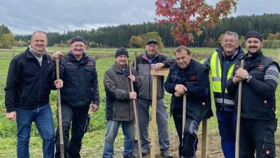 Die Ebermannsdorfer Köhler pflanzten Erinnerungsbäume für ein großartiges Köhler-Jahr 2025 mit dem 15. Europäischen Köhlertreffen Von links Bürgermeister Erich Meidinger, Jürgen Rieger, Sepp Höllriegl, Rudi Götz, Ingo Wisgickl, Josef Gilch, Fabian Krybus. (Bild: Paul Böhm)