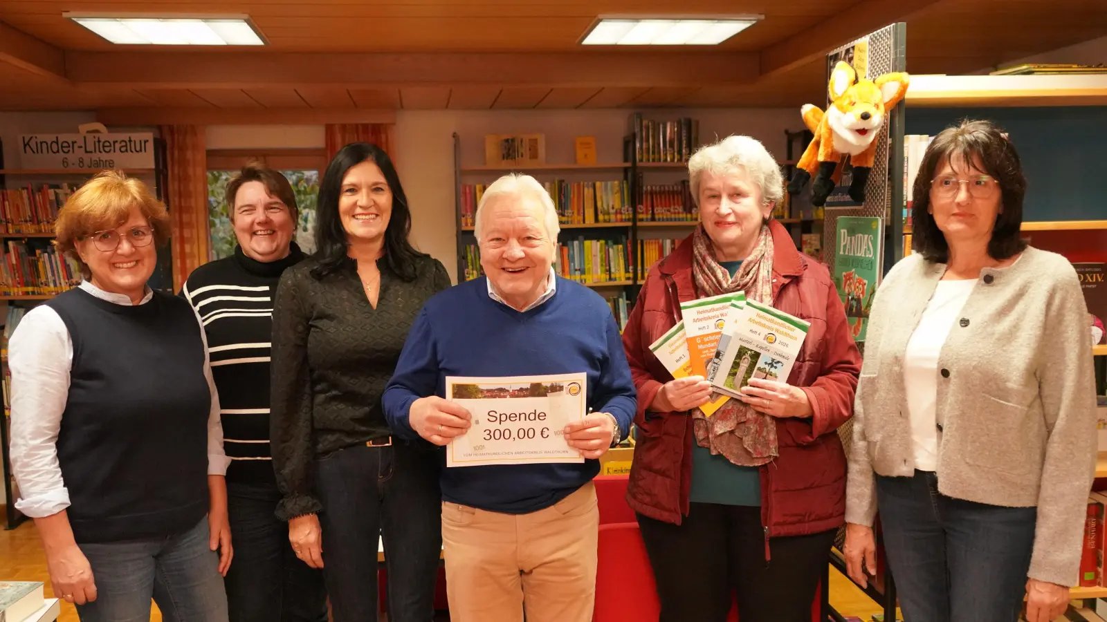Übergabe der HAK - Spende an die Bücherei: Im Bild von links: Maria Pleyer, Carola Käs, Büchereileiterin Cornelia Greiner-Braun, die beiden HAK - Vorsitzenden Rudi Meißner und Josefine Schmid sowie Roswitha Schenk. (Bild: Franz Völkl)
