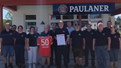Mit berechtigtem Stolz präsentiert die Delegation des Weiherhammerer Fanclubs die Auszeichnung durch den FC Bayern München. (Bild: Richard Hirmer)