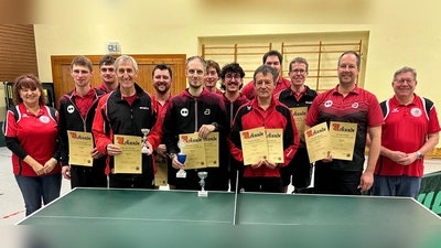 Die Erstplatzierten bei den Vereinsmeisterschaften der Sparte Tischtennis des TB Jahn Wiesau. Von links: Susie Weiser, 1. Vors., Jakob Lippert (2. im Doppel), Markus Schäffler (4. v. li, Doppelmeister), Mathias Konz (5. v. li., 4. Pl. Einzel), Tobias Ulmer (Mitte, 2 Pokale, 1. Doppel und Einzel), Dr. Nikolaus Thoma („Niki”, 4. v. re., 2. Einzel, 4. im Doppel), Sebastian Meißner (3. v. re., 3. im Doppel), Harald Bächer (2. v. re., 2 x 3. Pl. Einzel und Doppel), Wolfgang Schatzberger (1. v. re.). (Bild: Markus Schäffler)