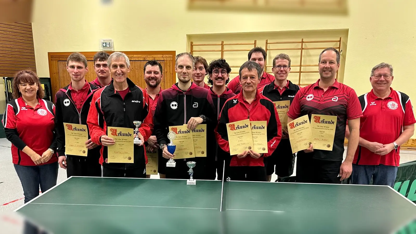 Die Erstplatzierten bei den Vereinsmeisterschaften der Sparte Tischtennis des TB Jahn Wiesau. Von links: Susie Weiser, 1. Vors., Jakob Lippert (2. im Doppel), Markus Schäffler (4. v. li, Doppelmeister), Mathias Konz (5. v. li., 4. Pl. Einzel), Tobias Ulmer (Mitte, 2 Pokale, 1. Doppel und Einzel), Dr. Nikolaus Thoma („Niki”, 4. v. re., 2. Einzel, 4. im Doppel), Sebastian Meißner (3. v. re., 3. im Doppel), Harald Bächer (2. v. re., 2 x 3. Pl. Einzel und Doppel), Wolfgang Schatzberger (1. v. re.). (Bild: Markus Schäffler)