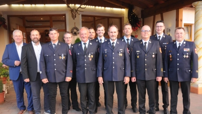 Die geehrten Wehrmänner aus der Gemeinde Hohenburg mit Landrat, Bürgermeister und den Feuerwehrführungskräften. (Bild: Joachim Gebhardt)