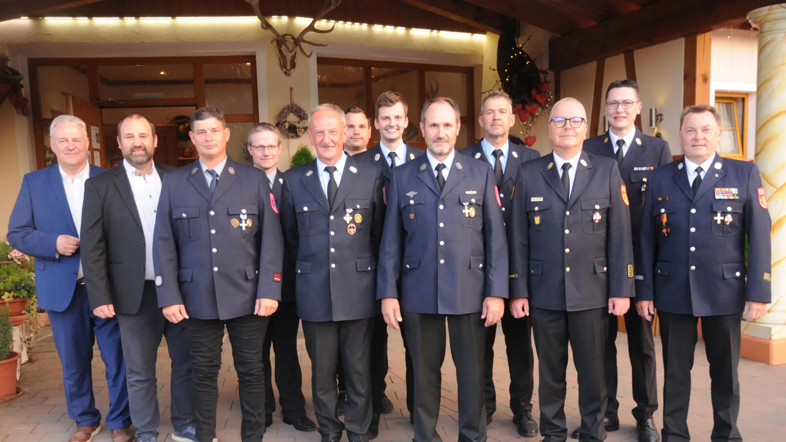 Die geehrten Wehrmänner aus der Gemeinde Hohenburg mit Landrat, Bürgermeister und den Feuerwehrführungskräften. (Bild: Joachim Gebhardt)