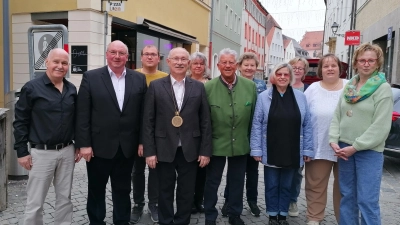 Von links Alfons Wanninger, Vizekanzler Michael Koller, Schatzmeister Roland Büttner, Kanzler Gerhard Büttner, Christine Lehner, Altlandrat Armin Nentwig, Gabi Büttner, Christina Koenen, Monika Mrosek, Anna Dobmeier und Anneliese Kreuzer  (Bild: Robert Lehner)