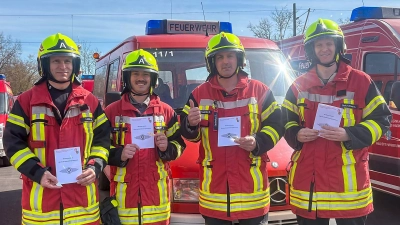 Die vier Hirschauer Feuerwehrleute meisterten beim Atemschutzleistungswettbewerb der Oberpfalz alle Aufgaben mit Bravour und wurden mit dem Abzeichen in Silber ausgezeichnet. Von links: Michael Lang, Bernhard Meyer, Sebastian Jasinsky und Christoph Erras. (Bild: Thomas Maier)