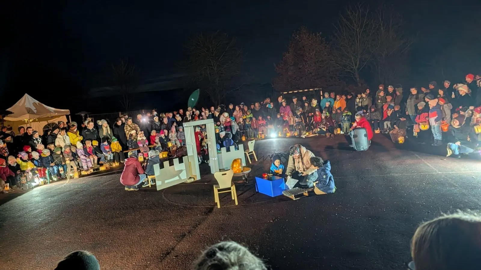 Szene aus dem Martinsspiel der roten und der türkisen Gruppe (Bild: Johannes Schenkel)