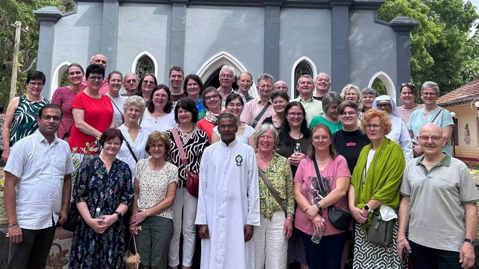 Die Reisegruppe der Pfarrei Ebnath mit Pfarrer Anish George (vorne links) vor der St. Mary's Church in Hambantota. (Bild: Karin Kuhbandner)