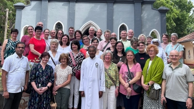 Die Reisegruppe der Pfarrei Ebnath mit Pfarrer Anish George (vorne links) vor der St. Mary's Church in Hambantota. (Bild: Karin Kuhbandner)