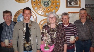Das Bild zeigt von links: 1. Ritter Josef Meier, Schützenkönig Max Lorenz, Schützenliesl Kornelia Krös, 2. Ritter Hermann Jetschmann und Schützenmeister Franz Krös (Bild: Franz Krös)