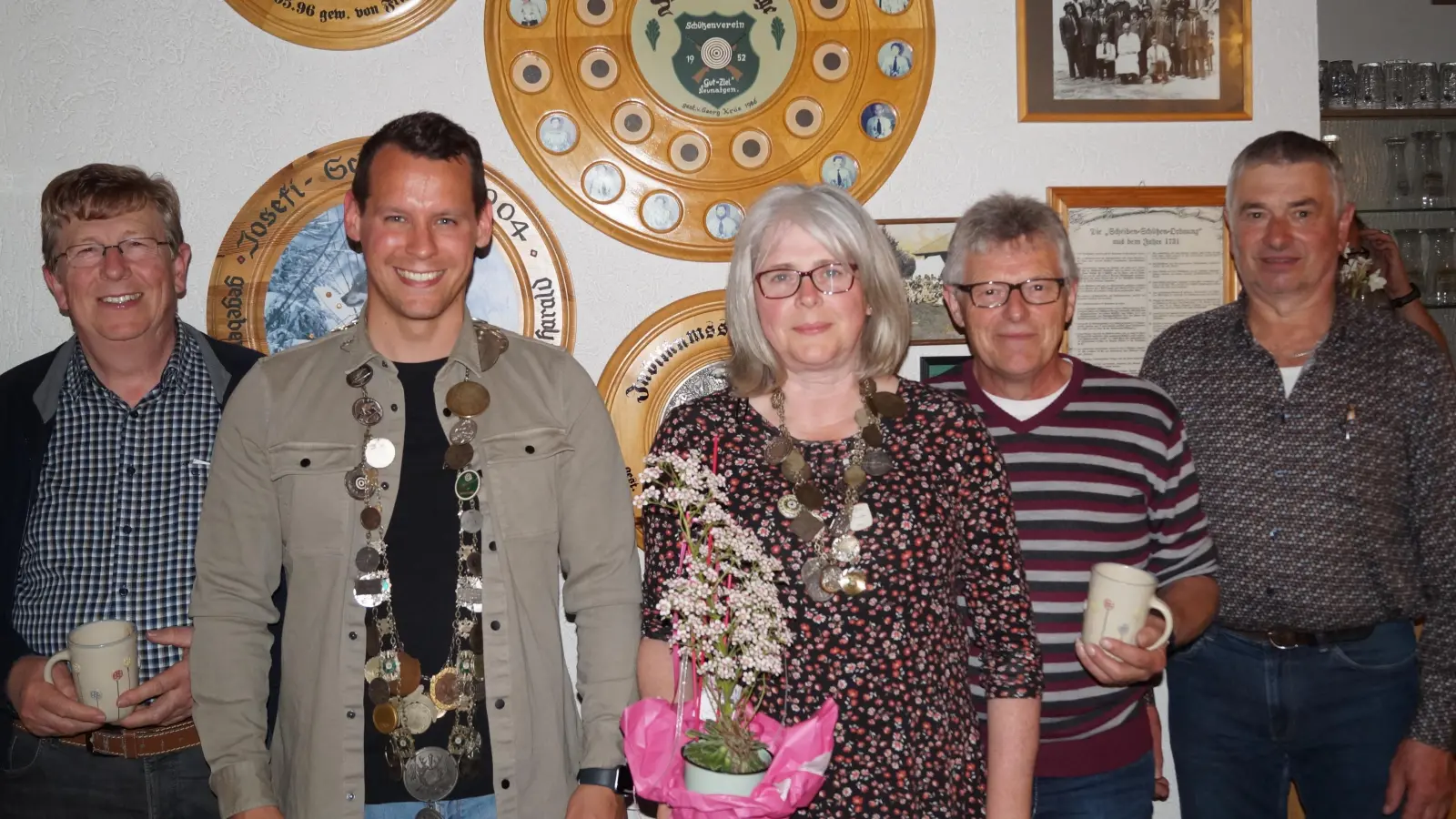 Das Bild zeigt von links: 1. Ritter Josef Meier, Schützenkönig Max Lorenz, Schützenliesl Kornelia Krös, 2. Ritter Hermann Jetschmann und Schützenmeister Franz Krös (Bild: Franz Krös)