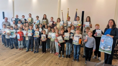 Die Leseclub-Kinder mit Bürgermeister Hans-Peter Schärl (2.R., l.) und Christine Henrich (r.) beim Gruppenfoto nach der Siegerehrung. (Bild: Mirko Streich )