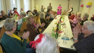 Die Animation passte beim fröhlichen Seniorenfasching im Pfarrheim St.Martin. (Bild: Siegfried Bock)