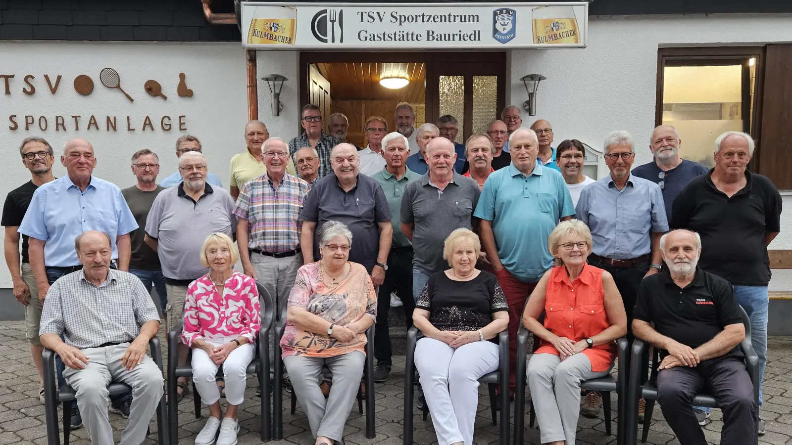 Sitzend von links: Martin Reis, Luise Hochholzer, Rita Brunner, Lilo Lips, Charlotte Hautmann, Wunibald Heinl, dahinter stehend: Vorstand Josef Sirtl, Fritz Honsberg, Werner Lustig, Josef Pravida, Martin Schmidt, Ehrenamtsbeauftragter Franz Ficker, Siegfried Eibl, Martin Hofmann, Karlheinz Walberer,Alios Uschold, Siegfried Rauch, Helmut Kellner, Gerhard Klose oberste Reihe Martin Baier, Bernhard Eichermüller, Reinhard Reindl, Richard Suttner, Hans-Jürgen Pfleger, Gottfried Kraus, Werner Walberer, Siegfried Dworsky, Jan Malek, Gerhard Biersack, Werner Emmerich, Norbert Böhm, Klaus Emmerich. (Bild: Johanna Mohr)
