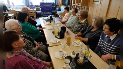 Gedichte und Erzählungen von Karin Staschewski du Ingrid Siegl verschönerten die Muttertagsfeier des AWO-Ortsverbandes. (Bild: Fred Lehner)