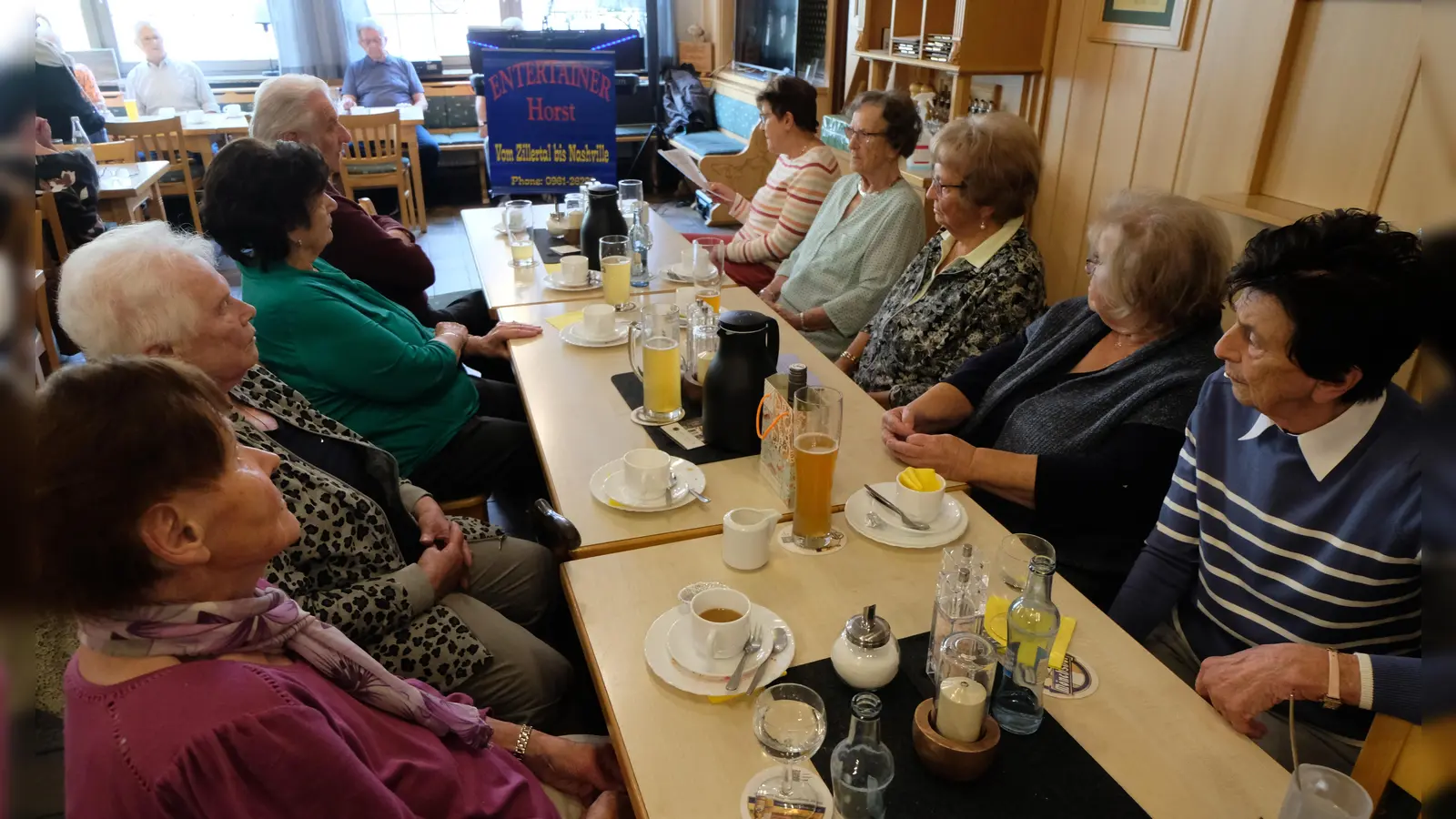 Gedichte und Erzählungen von Karin Staschewski du Ingrid Siegl verschönerten die Muttertagsfeier des AWO-Ortsverbandes. (Bild: Fred Lehner)