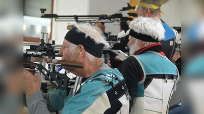 Volle Konzentration am Stand:: Die Neumühler Rudi Neumann, Manfred Lehner und Albert Hierl (von vorn) im Anschlag. (Bild: Peter Domanits )