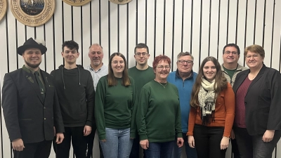 Die bestätigte Vorstandschaft mit Bürgermeisterin Anita Forster (Bild: Michael Forster)