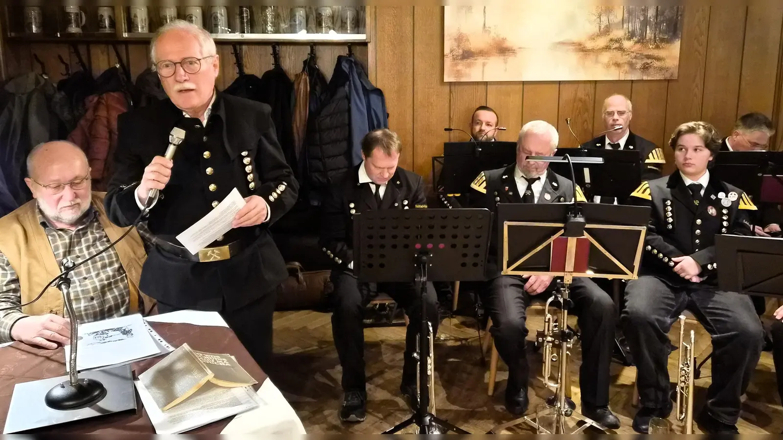 Bergmännische Geschichten von Helmut Heinl, eindrucksvoll vorgetragen von Sepp Lösch. (Bild: Walter Heldrich)