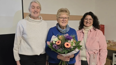 Für ihre 50-jährige Tätigkeit für die Pflege der Außenanlagen der Pfarrkirche St. Martin wurde Anna Flierl (mitte) von Kirchenpflegerin Susanne Lindner (links) und Kirchenrätin Andrea Birner-Sebast (rechts) mit einem Blumenstrauß geehrt. (Bild: Wolfgang Schöpf)