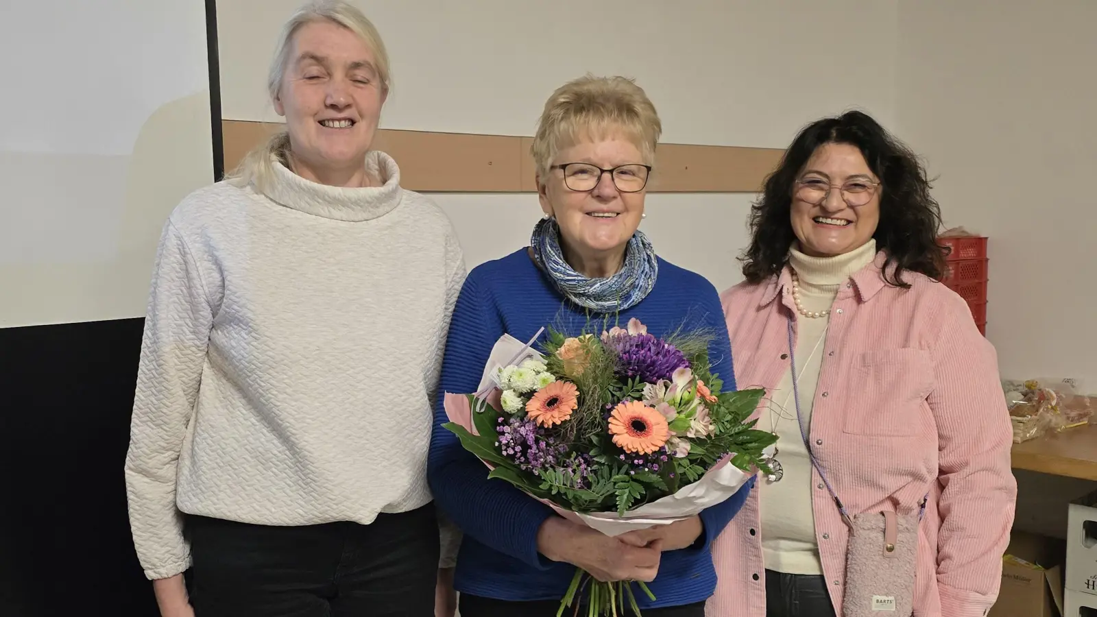 Für ihre 50-jährige Tätigkeit für die Pflege der Außenanlagen der Pfarrkirche St. Martin wurde Anna Flierl (mitte) von Kirchenpflegerin Susanne Lindner (links) und Kirchenrätin Andrea Birner-Sebast (rechts) mit einem Blumenstrauß geehrt. (Bild: Wolfgang Schöpf)