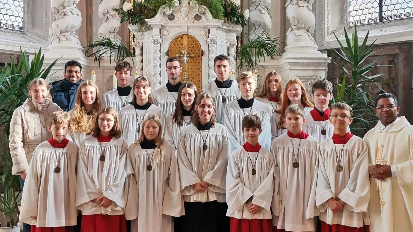 Die 4 neuen und 10 ausscheidenden Ministranten der Pfarrei Pfreimd mit P. Georg Parampilthadathil, P. Joseph Vembadamthara, dem liturgischem Dienst und dem Ausbilderteam. (Bild: Katrin Zimmermann)