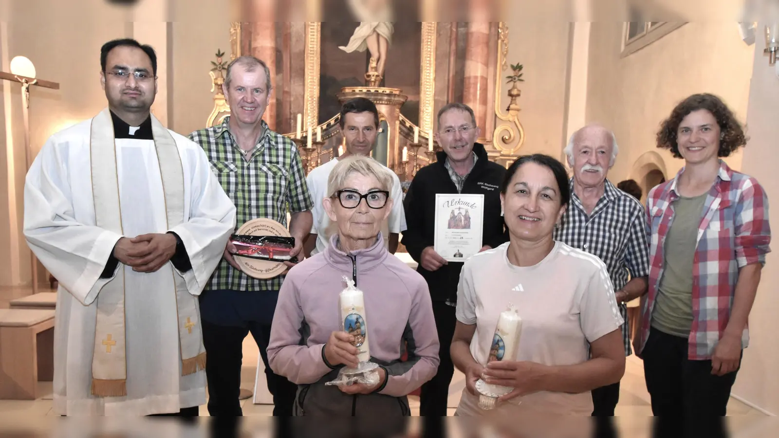 Ehrungen für langjährige Teilnahme an der Fußwallfahrt (von links) Pfarrvikar Yeruva, Rudi Dürgner (40 Jahre), Josef Langer (40 Jahre), Wolfgang Eichenseer (25 Jahre), Rudi Pirkl (20 Jahre) und Wallfahrtsführerin Cornelia Dürgner - (vorne von links) Monika Dörfler und Birgit Habermehl (je 10 Jahre) (Bild: Norbert Weis)