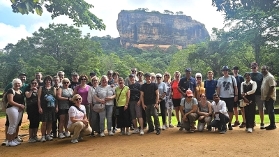 Die Reisegruppe vor dem Löwenfelsen, vorne kniend rechts Pater Prince Kalarimuryil. (Bild: Rainer Vater)