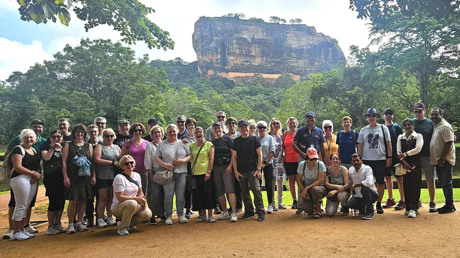 Die Reisegruppe vor dem Löwenfelsen, vorne kniend rechts Pater Prince Kalarimuryil. (Bild: Rainer Vater)