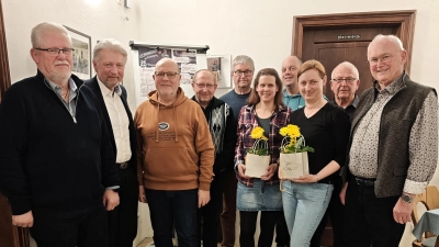 Die neugewählten Mitglieder der Vorstandschaft der Freunde Kooperatorenhaus Beidl zusammen mit den beiden ausgeschiedenen Vorstandsmitgliedern Melanie Baumgärtner und Susanne Schön  (Bild: Wolfgang Jäger)