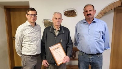 Jubilar Albert Maier sen. (Mitte) erhielt eine Urkunde überreicht. Neben ihm Jagdvorsteher Gerhard Maier (rechts) und sein Stellvertreter Robert Zeitler (links). (Bild: Armin Lippert)