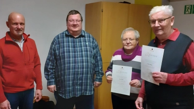 Vorsitzender Paul Schulze und Stadtpfarrer Hubert Bartel mit den Geehrten Lorenz Panzer für 70 Jahre und Anni Hutzler für 40 Jahre Mitgliedschaft (Bild: Josef Söllner/exb)