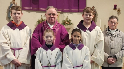 Pfarrer Birner mit den Ministranten und Mesner Flierl (rechts) sowie Veronika Hubmann mit dem Ministrantenabzeichen. (Bild: Markus Hubmann)