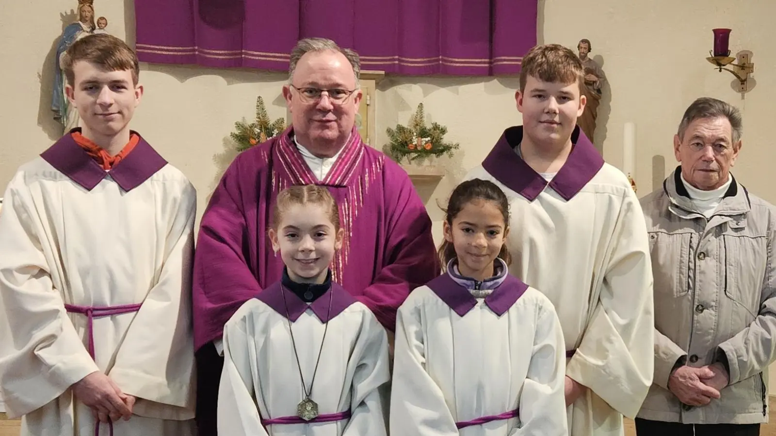 Pfarrer Birner mit den Ministranten und Mesner Flierl (rechts) sowie Veronika Hubmann mit dem Ministrantenabzeichen. (Bild: Markus Hubmann)