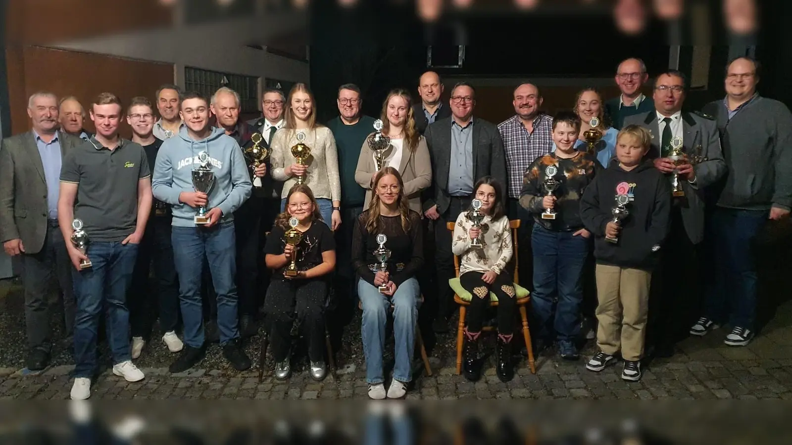Die zahlreichen Pokal- und Sachpreisgewinner des diesjährigen Weihnachtsschießens mit 1. Schützenmeister Dominik Brenner (stehend, Achter von links) und den Pokalspendern aus Politik und Gesellschaft. (Bild: Peter Kirner)