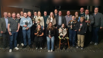 Die zahlreichen Pokal- und Sachpreisgewinner des diesjährigen Weihnachtsschießens mit 1. Schützenmeister Dominik Brenner (stehend, Achter von links) und den Pokalspendern aus Politik und Gesellschaft. (Bild: Peter Kirner)