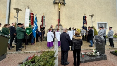 Ehrung am Kriegerdenkmal. (Bild: Hans Ries)