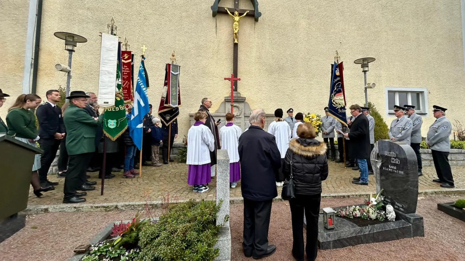 Ehrung am Kriegerdenkmal. (Bild: Hans Ries)