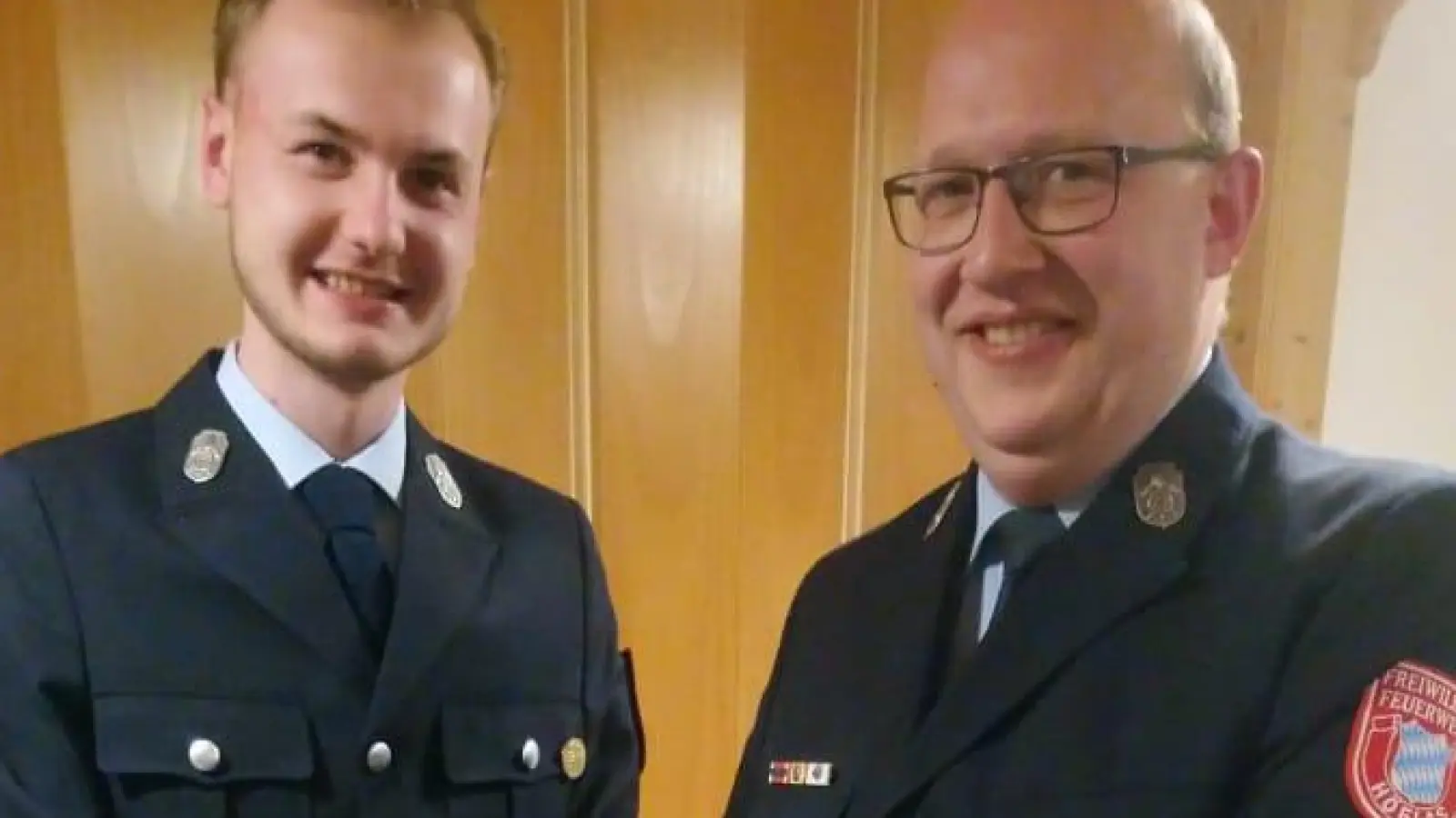 Kommandant Florian Müller (rechts) ernannte Lukas Kopp zum Oberfeuerwehrmann. (Bild: Martin Hautmann/exb)