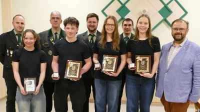 Den erfolgreichen Sportler bei der Ehrung.Vorne von links: Fiona Merkl, Nico Schürger, Hanna Baumann, Luisa Baumann mit 1. BGM Hans Walter. Hinten von links: stellv. Sportleiter &amp; Trainer Lukas Haberkorn, Vorsitzender Wolfgang Raps, Trainer Fabian Böhm sowie 1. Jugendleiter &amp; Trainer Matthias Merkl.  (Bild: Wolfgang Raps)